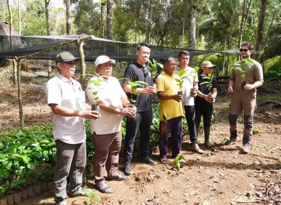 Kunjungan ke kebun petani di Marancar Godang