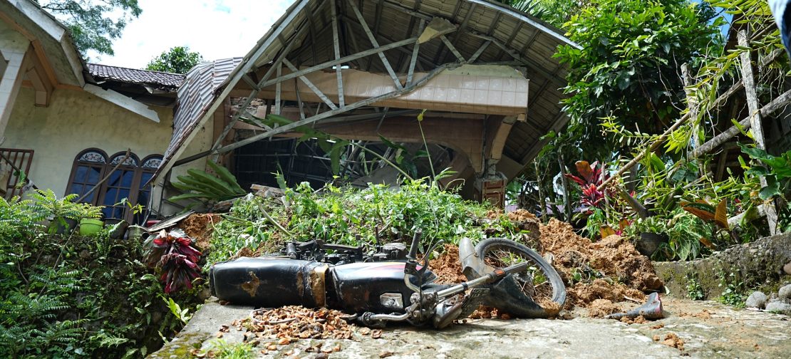 Petugas gabungan melakukan pembersihan material longsor di kawasan Sembahe guna membuka kembali akses jalan Medan–Berastagi yang sempat lumpuh total.