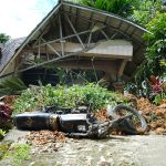 Petugas gabungan melakukan pembersihan material longsor di kawasan Sembahe guna membuka kembali akses jalan Medan–Berastagi yang sempat lumpuh total.