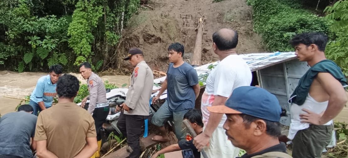 Tanah longsor hebat yang menyeret sebuah mobil pengangkut sayur ke dasar sungai