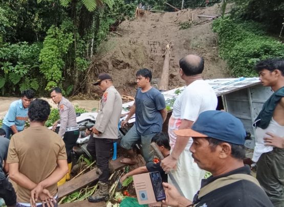 Tanah longsor hebat yang menyeret sebuah mobil pengangkut sayur ke dasar sungai