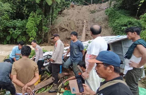Tanah longsor hebat yang menyeret sebuah mobil pengangkut sayur ke dasar sungai