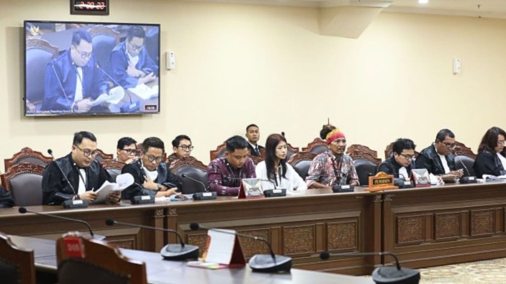 Mahkamah Konstitusi menggelar sidang perdana uji materi UU Konservasi, Selasa (14/7/2026). Dalam persidangan, para pemohon menilai konsep Areal Preservasi dalam UU KSDHE menyimpang dari pendekatan Other Effective Area-Based Conservation Measures (OECM) yang mengakui wilayah kelola masyarakat adat dan komunitas lokal sebagai bagian dari upaya konservasi keanekaragaman hayati. (HO)