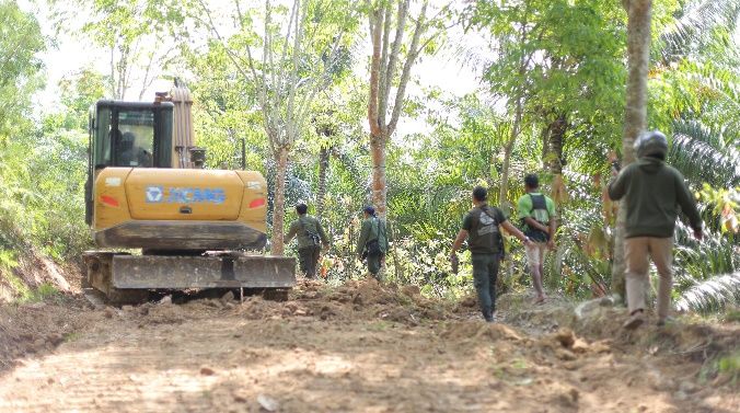 Petugas mengamankan excavator yang diduga digunakan dalam aktivitas pembukaan jalan secara ilegal di kawasan Taman Nasional Bukit Barisan Selatan (TNBBS), Lampung Barat. Alat berat tersebut menjadi barang bukti dalam penyidikan dugaan tindak pidana kehutanan. (Foto: Dok Kemenhut)