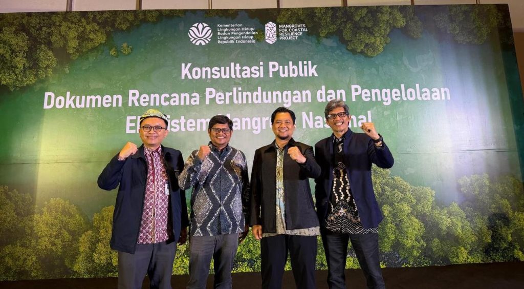 Akar mangrove berperan menahan abrasi, meredam gelombang, menyimpan karbon, serta menjadi habitat penting bagi berbagai biota pesisir. RPPEM Nasional 2026–2055 diharapkan memperkuat tata kelola mangrove berbasis ekosistem dan melibatkan masyarakat pesisir. (Foto: Onrizal)