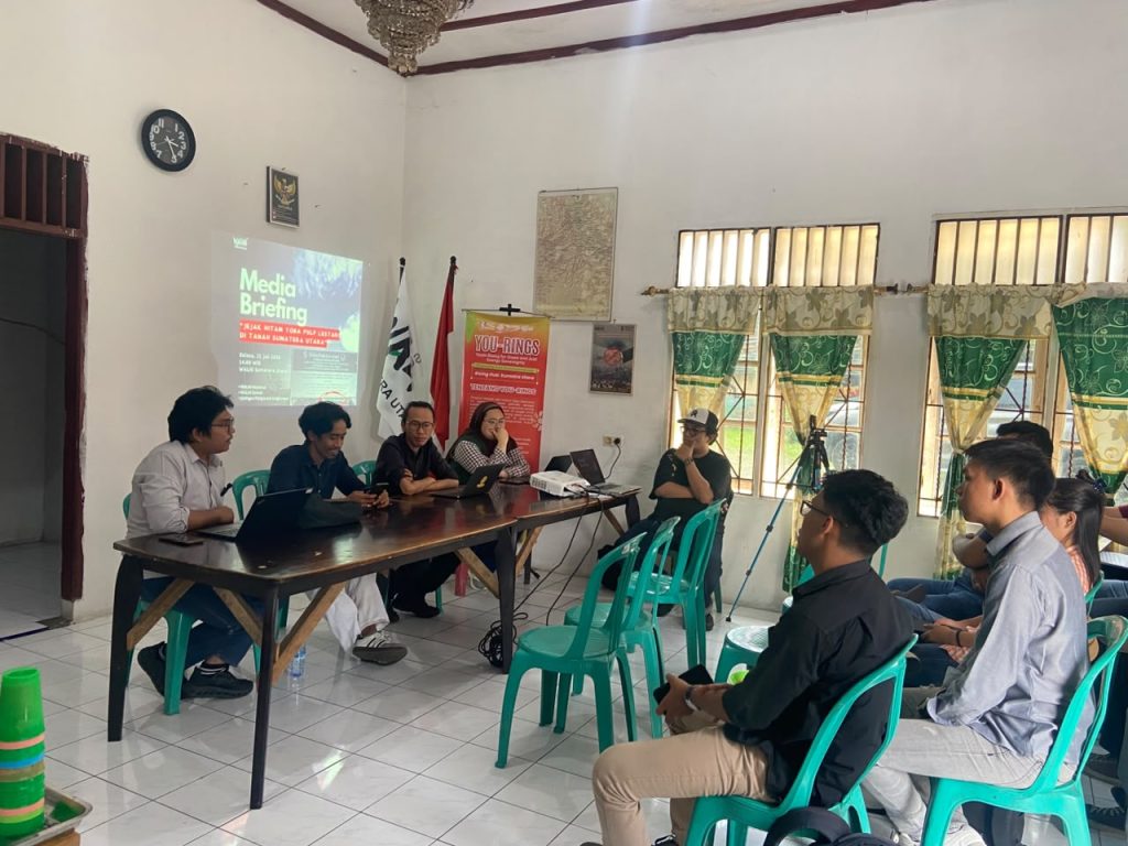 Direktur Eksekutif Daerah Walhi Sumatera Utara, Rianda Purba (dua dari kiri), bersama Kuasa Hukum WALHI Nasional Teo Reffelsen (kiri) dan Audo Sinaga dari Jaringan Pengacara Lingkungan (JPL)/BAKUMSU memberikan keterangan kepada awak media dalam media briefing bertajuk Jejak Hitam Toba Pulp Lestari di Tanah Sumatera Utara di Kantor WALHI Sumatera Utara, Medan, Selasa (21/7/2026). Dalam kesempatan tersebut, WALHI meminta majelis hakim menerima permohonan gugatan intervensi dalam perkara gugatan Kementerian Lingkungan Hidup terhadap PT Toba Pulp Lestari. (Foto: Dok. Walhi Sumut)