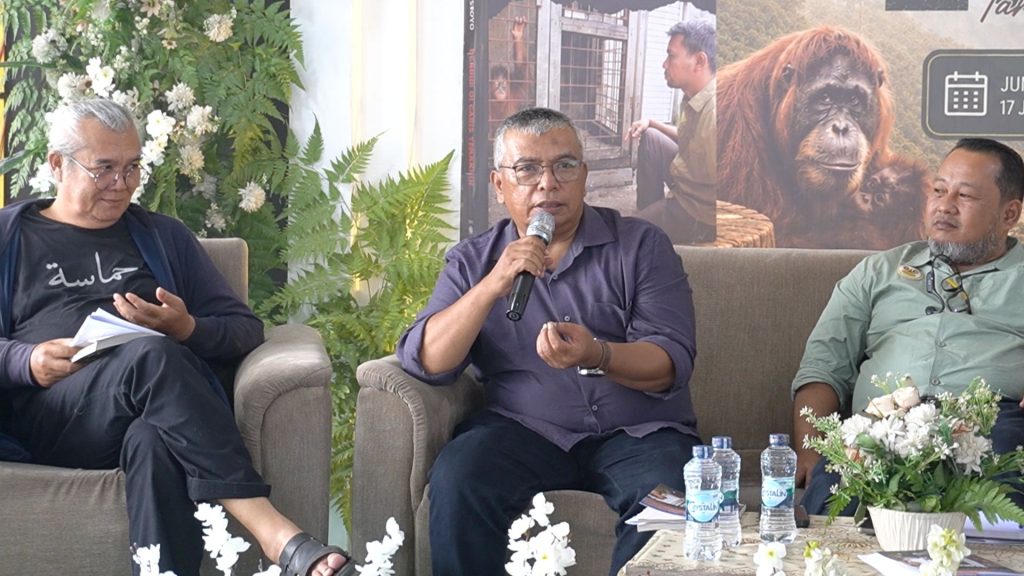 Jurnalis senior Yulhasni menilai perjalanan konservasi orangutan yang dilakukan Panut Hadisiswoyo selama lebih dari dua dekade merupakan sebuah "operasi sunyi". Minim sorotan media, namun mampu melahirkan organisasi konservasi yang kini berkembang besar.