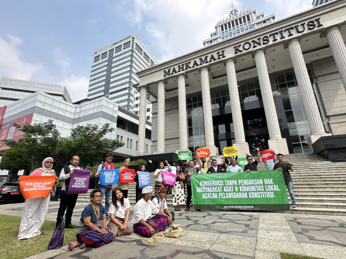 Perwakilan AMAN, KIARA, masyarakat adat, dan komunitas lokal mengikuti sidang perdana uji materi UU KSDHE di Mahkamah Konstitusi, Jakarta, Selasa (14/7/2026). Para pemohon meminta Mahkamah memperkuat pengakuan terhadap hak masyarakat adat dalam pengelolaan kawasan konservasi serta menilai sejumlah ketentuan dalam UU tersebut berpotensi mengkriminalisasi praktik-praktik tradisional. (Foto: KIARA)