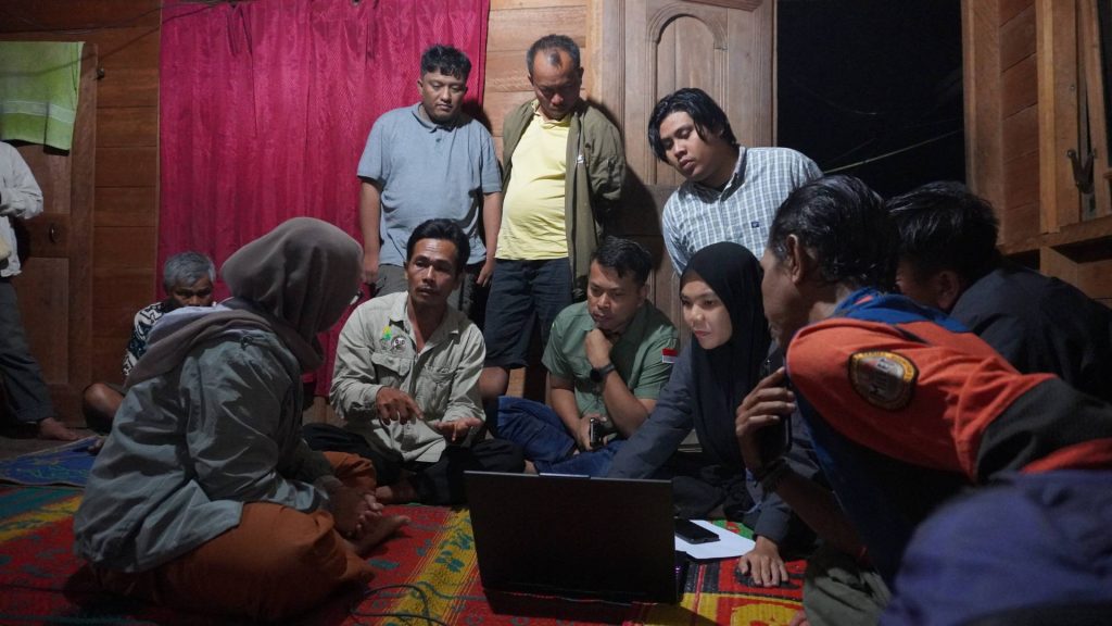 Masyarakat Hopong bersama GJI dan BRWA saat batas wilayah adatnya.