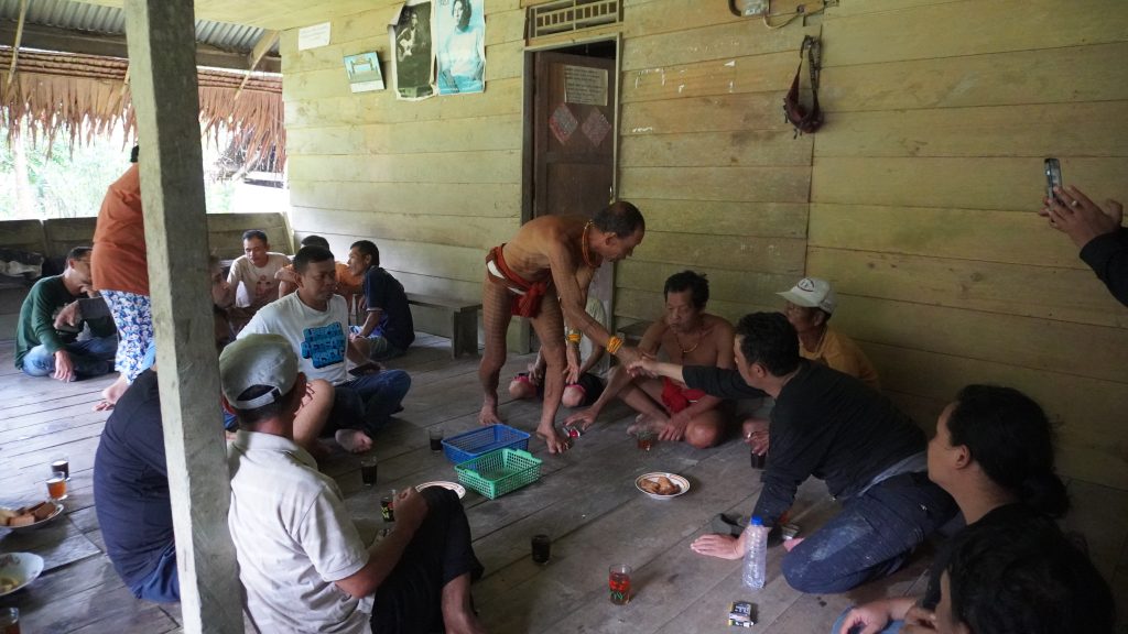 Kepulauan Mentawai di Provinsi Sumatera Barat menyimpan budaya dan keanekaragaman hayati yang unik. Masyarakat adat secara turun temurun hidup berdampingan bersama alam dengan masa depan yang penuh tantangan.