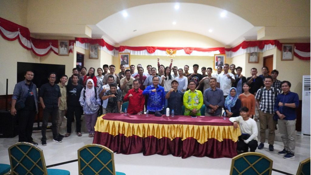 Melalui forum penguatan kapasitas ini, masyarakat adat dari Sipora dan Siberut memperdalam pemahaman tentang hak-hak adat, kebijakan kehutanan, perlindungan pulau-pulau kecil, serta strategi negosiasi dalam menghadapi berbagai ancaman terhadap wilayah adat.