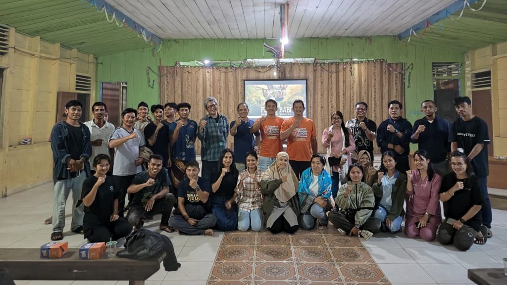 Peserta bersama penyelenggara berfoto usai kegiatan nonton bareng (Nobar) film Pesta Babi di Desa Maileppet, Kabupaten Kepulauan Mentawai, Sabtu (30/5/2026). Kegiatan diikuti 115 peserta yang terdiri dari tokoh adat, masyarakat, perempuan, pemuda, dan perangkat desa sebagai bagian dari kampanye advokasi untuk memperkuat perlindungan hak masyarakat adat dan tanah ulayat.