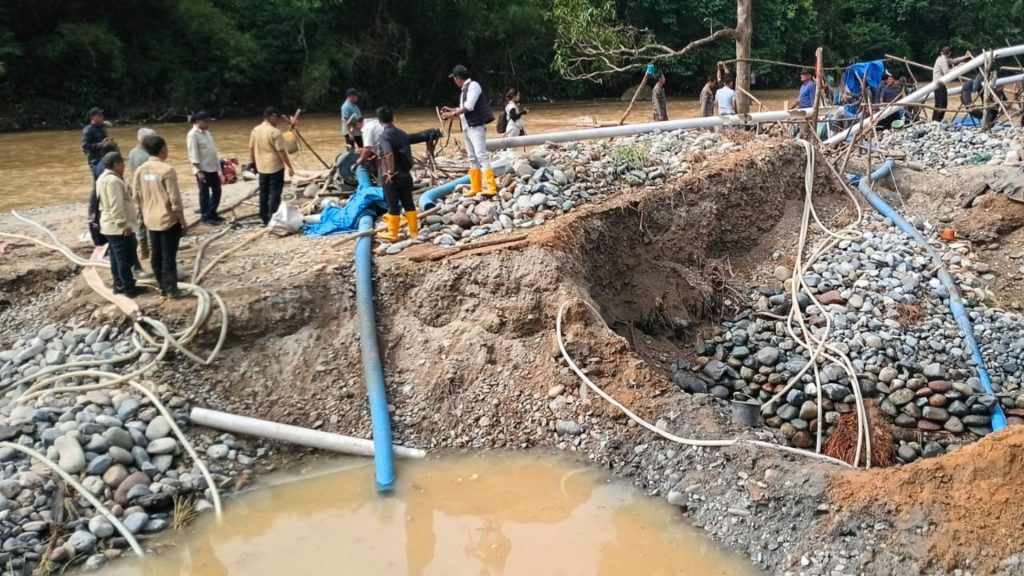Petugas menemukan aktivitas penambangan emas ilegal di bantaran Sungai Batang Gadis, Mandailing Natal. Selain mengamankan barang bukti, tim juga menghancurkan sarana tambang yang ditinggalkan pelaku saat operasi berlangsung. Foto: Pemprov Sumut