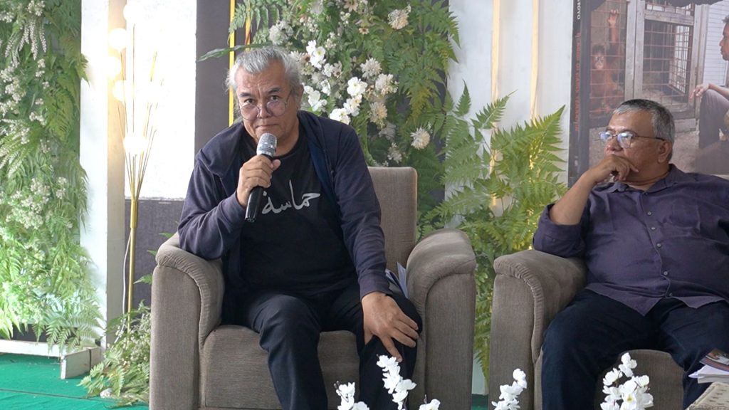 Jurnalis Rizanul Arifin menilai judul buku biografi Panut Hadisiswoyo yang menggunakan frasa ‘Garis Terakhir’ justru memunculkan pertanyaan. Baginya, perjuangan seorang aktivis konservasi tidak semestinya dipahami seolah telah mencapai garis akhir.