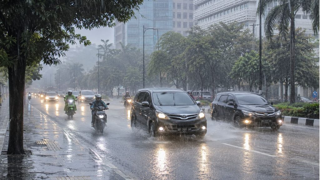 Hujan deras mengguyur kawasan perkotaan pada siang hari. BMKG memprakirakan Sumatera Utara masih berpotensi mengalami hujan dengan intensitas sedang hingga lebat dalam sepekan ke depan, meski musim kemarau terus meluas di sebagian besar wilayah Indonesia. (Foto: AI)