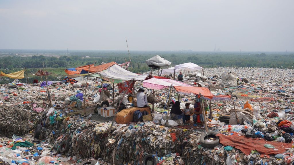Sejumlah pemulung memilah sampah di Tempat Pembuangan Akhir (TPA) Terjun, Kota Medan. Di balik perannya menjaga lingkungan dan menopang ekonomi sirkular, sebagian besar dari sekitar 16.000 pemulung di Kota Medan masih bekerja tanpa perlindungan jaminan kecelakaan kerja.