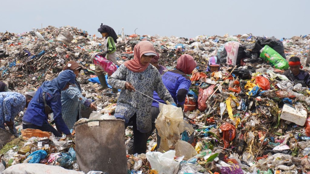 Sejumlah pemulung memilah sampah di Tempat Pembuangan Akhir (TPA) Terjun, Kota Medan. Di balik perannya menjaga lingkungan dan menopang ekonomi sirkular, sebagian besar dari sekitar 16.000 pemulung di Kota Medan masih bekerja tanpa perlindungan jaminan kecelakaan kerja.