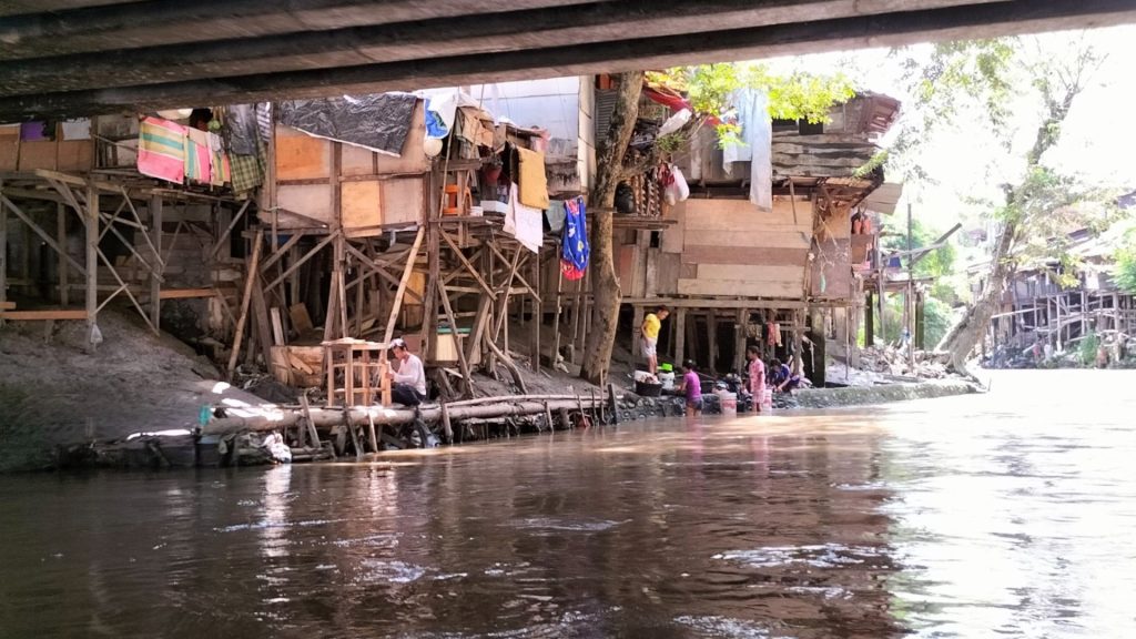 Potret Sungai Deli di Kota Medan, Sumatera Utara. Kualitas sungai di Indonesia masih menghadapi berbagai tekanan akibat pencemaran dan degradasi daerah aliran sungai (DAS). Melalui program BioGenZ DAS Sehat dalam gerakan JAGA SUNGAI NUSANTARA, Perkumpulan Telapak Indonesia melibatkan 4.000 generasi muda sebagai *citizen scientist* untuk memantau kesehatan sungai dan mendukung upaya pemulihan DAS berbasis data serta partisipasi masyarakat.