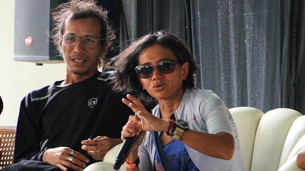 Veri dan Fitri menjelaskan pengalamannya bersepeda dari Jakarta ke Batang Toru.