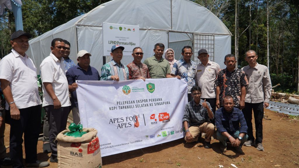 Foto bersama di depan dry house LPHD Permata Hijau di Desa Marancar Godang, Kecamatan Marancar, Tapanuli Selatan, Jumat (28/8/2026). 