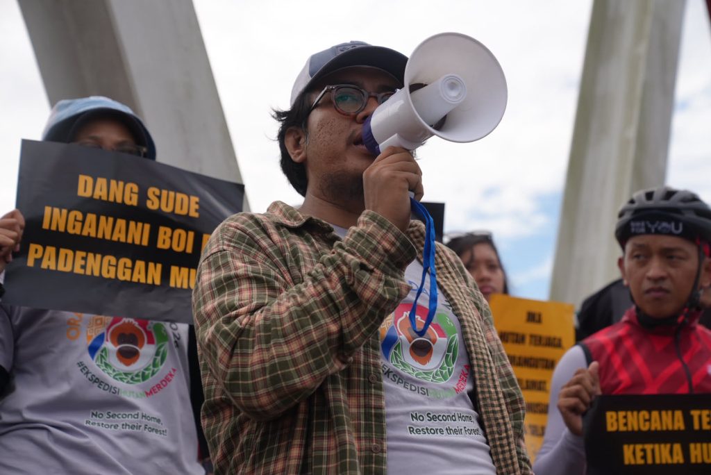 Pemasangan spanduk raksasa dilakukan dalam rangka memperingati Hari Orangutan Internasional
