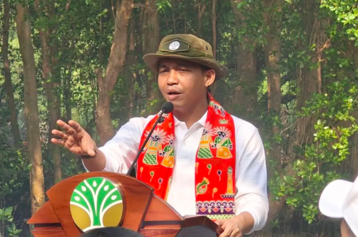 Menteri Kehutanan Raja Juli Antoni memberikan pengarahan dalam acara peringatan Hari Konservasi Alam Nasional (HKAN) di Taman Wisata Alam Angke, Jakarta, Senin (10/8/2026) (Foto: ANTARA)