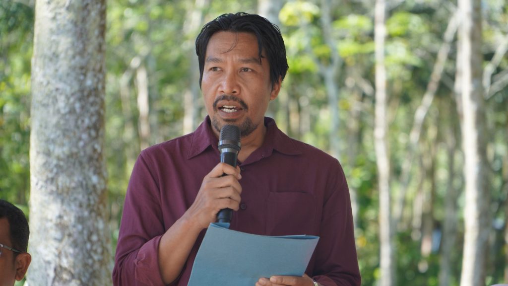 Jurnalis senior Tikwan Raya Siregar mengatakan pengembangan kopi di kawasan hutan desa perlu ditempatkan sebagai bagian dari upaya membangun ekonomi masyarakat sekaligus menjaga lingkungan.
