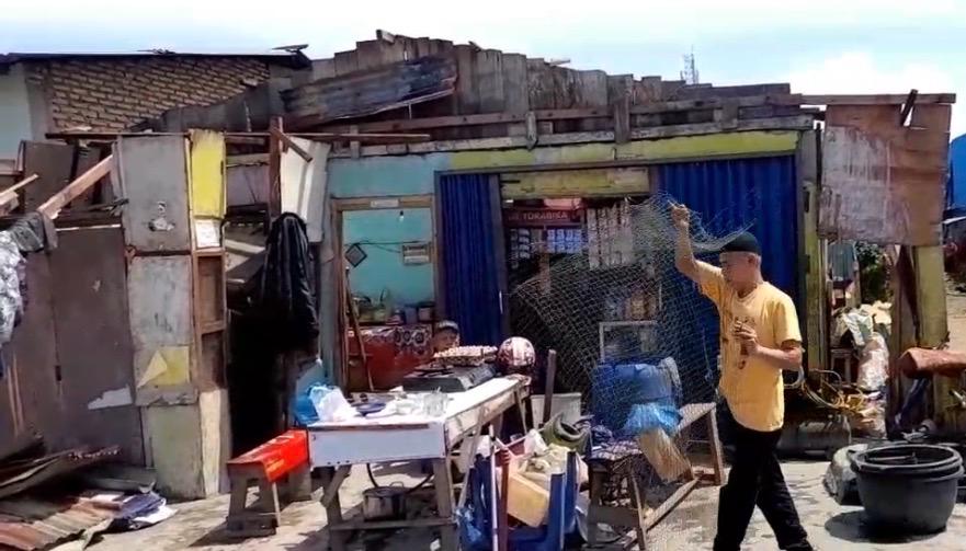 Amukan Puting Beliung di Medan: Atap Seng Beterbangan, 120 Rumah Rusak dan Tiang PLN Tumbang
