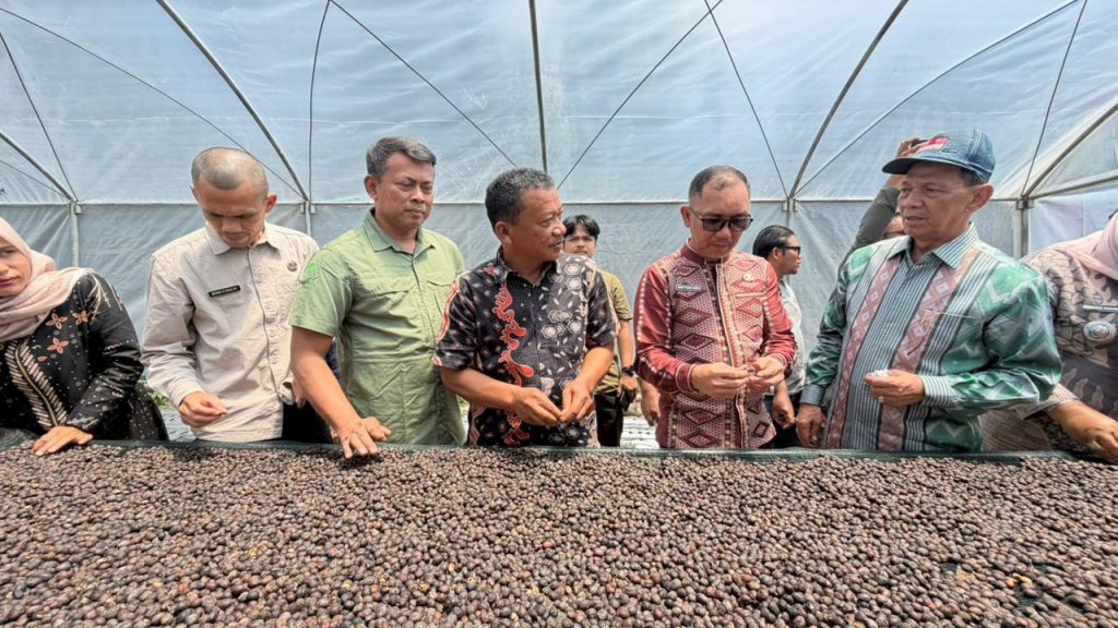 Mantan Bupati Tapanuli Selatan, M. Syahrul Pasaribu (paling kanan) menekankan pentingnya membedakan kegiatan penanaman kopi di lahan masyarakat dengan penanaman di kawasan hutan produksi.