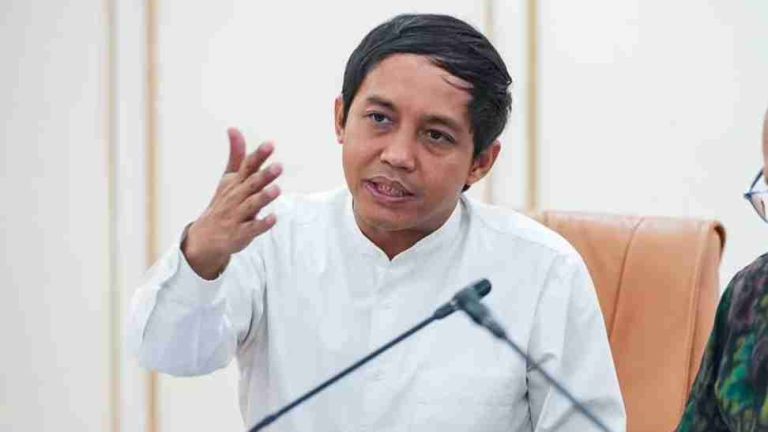 Menhut Raja Juli Antoni