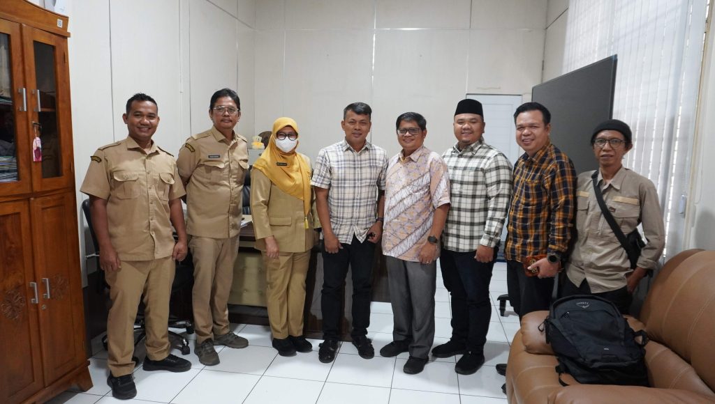 Direktur Green Justice Indonesia (GJI) Panut Hadisiswoyo bersama perwakilan Al Jam’iyatul Washliyah Kota Medan dan Bappeda Litbang Provinsi Sumatera Utara menggelar audiensi di Medan, Senin (2/2/2026), untuk membahas transisi energi berkeadilan dan penjajakan kolaborasi pengembangan energi bersih berbasis komunitas keagamaan, termasuk rencana program “Sedekah Energi” yang memanfaatkan energi surya untuk sekolah, rumah ibadah, dan komunitas. GJI turut diwakili Ali dan Jalal Toro, Al-Washliyah Kota Medan oleh Abdul Hafiz Harahap, serta Bappeda Litbang Sumut oleh Kepala Bidang PSDA Sry Puspa Sary.