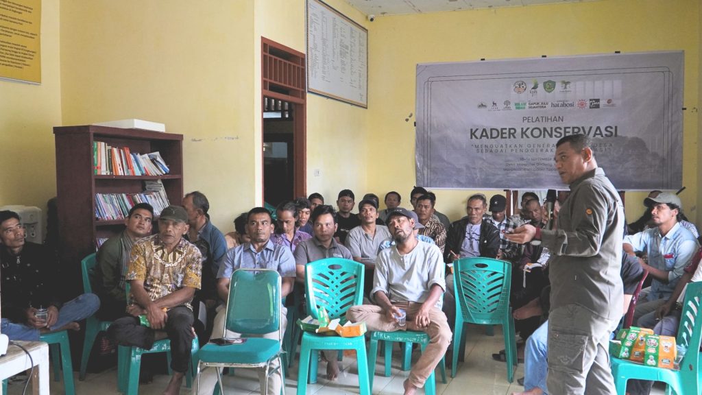 Kepala KPH Padangsidimpuan menjelaskan pentingnya keterlibatan masyarakat sebagai kader konservasi dalam menjaga dan mengawasi kawasan hutan.