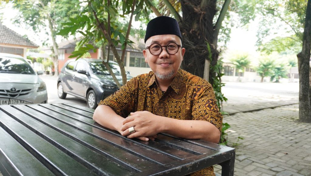 MEDAN — Green Justice Indonesia (GJI) bersama Pengurus Daerah Al Jam’iyatul Washliyah Kota Medan membentuk Lembaga Sedekah dan Wakaf Energi Al Washliyah sebagai wadah pengelolaan sedekah dan wakaf untuk mendukung pengembangan energi terbarukan dan memperkuat kemandirian energi masyarakat. Direktur GJI, Panut Hadisiswoyo mengatakan, gagasan utamanya adalah menjadikan filantropi Islam tidak hanya sebagai instrumen pemberian bantuan, tetapi juga sebagai sumber dukungan untuk membangun aset dan layanan energi yang memberikan manfaat jangka panjang. "Lembaga ini akan mengembangkan skema penghimpunan dan pengelolaan dana sedekah serta wakaf yang dapat diarahkan untuk program energi bersih, termasuk pemanfaatan energi surya pada fasilitas sosial dan keagamaan," ujarnya, Senin (3/8/2026). Dijelaskannya, lembaga ini sudah memiliki struktur dan pengurus mulai melakukan sejumlah langkah untuk menyiapkan kelembagaan dan program. Salah satunya pembukaan rekening lembaga di Bank Syariah Indonesia pada akhir Juli 2026. Dikatakannya, selain penguatan kelembagaan, tim juga mulai menyiapkan program solarisasi sebagai bentuk awal pemanfaatan dana sedekah dan wakaf untuk pengembangan energi terbarukan. Kemandirian energi Ketua PD Al Jam’iyatul Washliyah Kota Medan, Abdul Hafiz Harahap mengatakan, pembentukan lembaga ini membawa gagasan bahwa energi bersih dapat dikembangkan melalui partisipasi dan filantropi masyarakat. Sedekah dan wakaf, lanjut dia, tidak semata-mata disalurkan sebagai bantuan yang habis digunakan, tetapi dapat diwujudkan menjadi aset produktif yang memberikan manfaat secara berkelanjutan. "Dalam konteks energi, pendekatan tersebut membuka peluang bagi fasilitas sosial dan keagamaan untuk memiliki sumber energi terbarukan sendiri," katanya. Pemanfaatan energi surya, misalnya, dapat menjadi bagian dari upaya mengurangi ketergantungan terhadap energi konvensional sekaligus menekan biaya energi dalam jangka panjang. Karena itu, kemandirian energi menjadi salah satu arah penting lembaga. Masyarakat ditempatkan bukan hanya sebagai penerima manfaat, tetapi juga sebagai bagian dari gerakan yang ikut membangun, memiliki, dan mengelola sumber energi bersih. "Gagasan tersebut sekaligus menempatkan isu energi dalam kerangka keberlanjutan lingkungan dan perubahan iklim," tambahnya. Pengembangan energi terbarukan melalui mekanisme filantropi diharapkan dapat memperluas keterlibatan masyarakat dalam transisi menuju sistem energi yang lebih bersih. Hafiz menambahkan, Al Jam’iyatul Washliyah Kota Medan dan GJI juga mulai membangun komunikasi dengan sejumlah pihak untuk memperkuat dukungan terhadap lembaga dan programnya, termasuk dengan lembaga keagamaan, filantropi, pemerintah daerah, serta calon mitra pendanaan. Dengan demikian, pembentukan Lembaga Sedekah dan Wakaf Energi Al Washliyah tidak hanya diarahkan pada pelaksanaan proyek panel surya. Tetapi pada pembangunan model filantropi energi yang menghubungkan nilai keagamaan, keberlanjutan lingkungan, dan kebutuhan masyarakat terhadap energi yang mandiri. "Lembaga tersebut kini memasuki tahap konsolidasi kelembagaan, penyusunan program, dan penjajakan kemitraan sebelum pelaksanaan program energi terbarukan di lapangan," katanya.