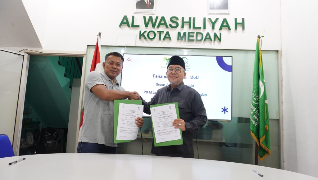 **Direktur Green Justice Indonesia (GJI) Panut Hadisiswoyo bersalaman dengan Ketua Al-Washliyah Kota Medan Abdul Hafiz Harahap saat pertemuan membahas rencana kolaborasi gerakan *Sedekah Energi* di Medan.** Kolaborasi tersebut diarahkan untuk mendorong edukasi, kampanye, dan pengembangan energi bersih di lingkungan lembaga pendidikan Islam sebagai bagian dari upaya membangun transisi energi berkeadilan.