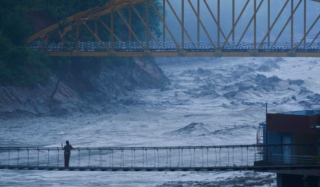 Empat hari pascabanjir, ribuan orang masih dinyatakan hilang, Foto: Niranjan Shrestha/AP Photo/picture alliance