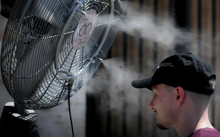 Saat suhu melonjak melampaui 40 derajat Celsius di seluruh Eropa selatan pada musim panas ini, para ilmuwan menyatakan bahwa panas ekstrem semacam itu kian meningkat akibat perubahan iklim yang disebabkan oleh aktivitas manusia. Foto: Tiziana Fabi/AFP