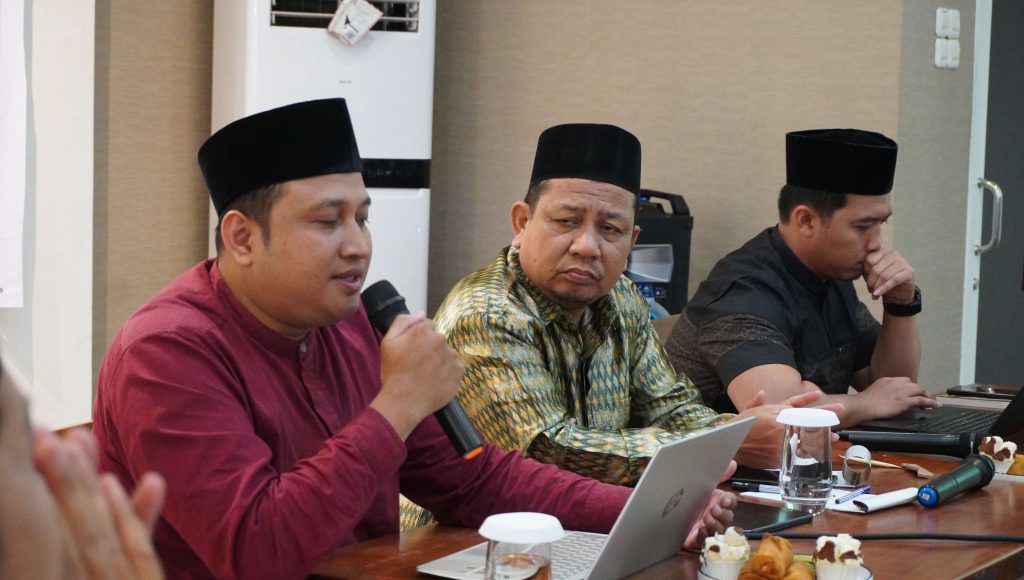 Qaem Aulasyahied (kiri)dari Majelis Tarjih PP Muhammadyah menjelaskan tentang buku Transisi Energi Berkeadilan yang ditulisnya bersama Niki Alma Febriana Fauzi (paling kanan).