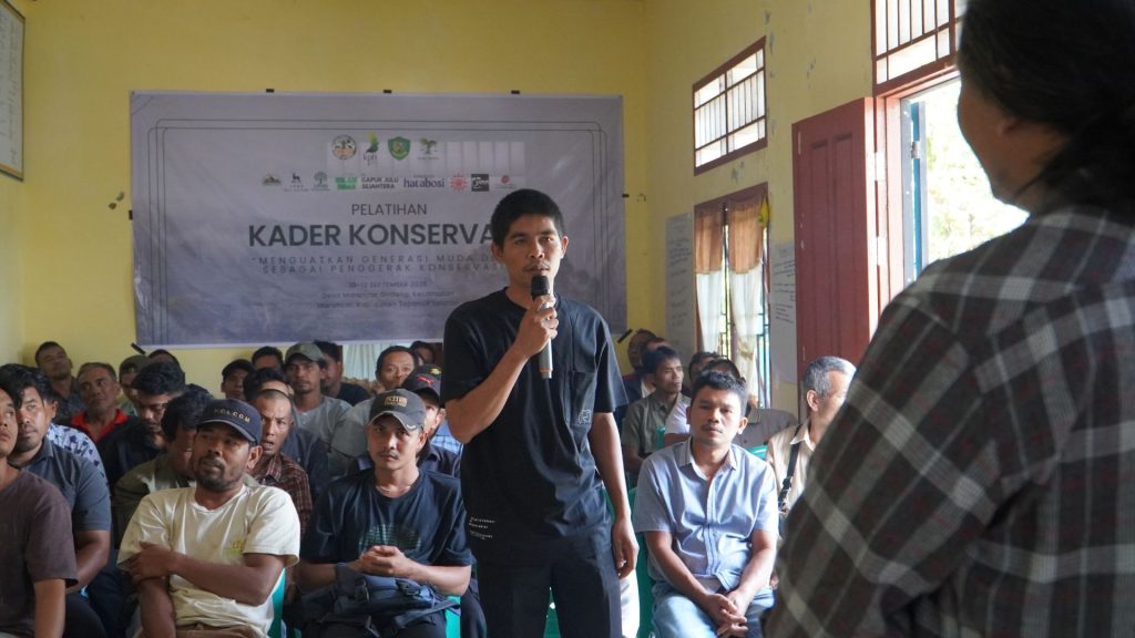 Suasana interaktif dalam pelatihan jurnalisme warga di Desa Marancar Godang, Tapanuli Selatan. Diinisiasi Green Justice Indonesia, kegiatan ini mendorong peserta untuk aktif berdiskusi, bertukar pengalaman, serta memperkuat pengetahuan dan keterampilan dalam konservasi, pendampingan hukum, dan penyampaian informasi dari desa. Sebelumnya juga dilakukan pelatihan kader konservasi, paralegal.