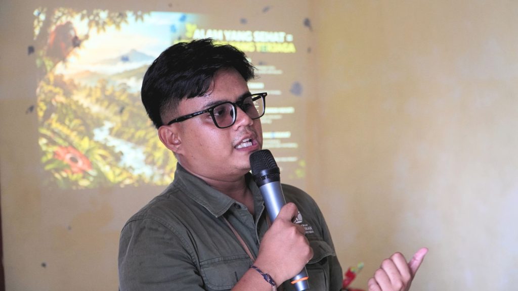 Penyuluh Kehutanan Balai Besar Konservasi Sumber Daya Alam (BBKSDA) Sumatera Utara, Gerin Cristian Sukartoyo saat memberikan materi mengenai keanekaragaman hayati, satwa dilindungi, dan konservasi kepada peserta pelatihan kader konservasi di Desa Marancar Godang, Kecamatan Marancar, Kabupaten Tapanuli Selatan, Kamis (10/9/2026).