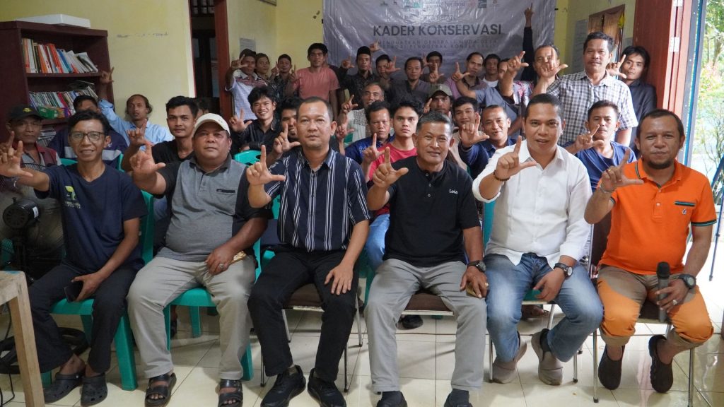 Peserta bersama narasumber berfoto usai mengikuti kegiatan pelatihan paralegal bagi masyarakat di Kecamatan Marancar, Tapanuli Selatan. Kegiatan ini menjadi ruang bagi masyarakat untuk memperkuat pengetahuan dan kesadaran hukum, termasuk memahami hak dan kewajiban dalam menghadapi persoalan desa, investasi, serta menjaga lingkungan sebagai sumber penghidupan.