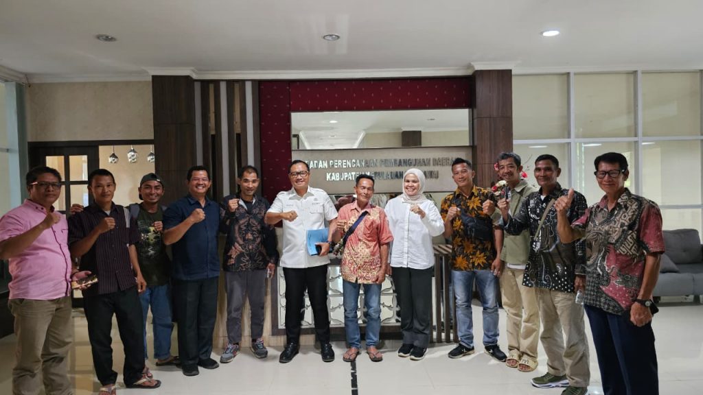 Perwakilan masyarakat hukum adat, YCMM, GJI dan Bupati Kepulauan Mentawai, Rinto Wardhana berfoto bersama usai audiensi terkait pengakuan wilayah adat. Pemerintah Kabupaten Kepulauan Mentawai menyatakan dukungan terhadap pemetaan dan pengakuan tanah ulayat masyarakat adat di Mentawai.