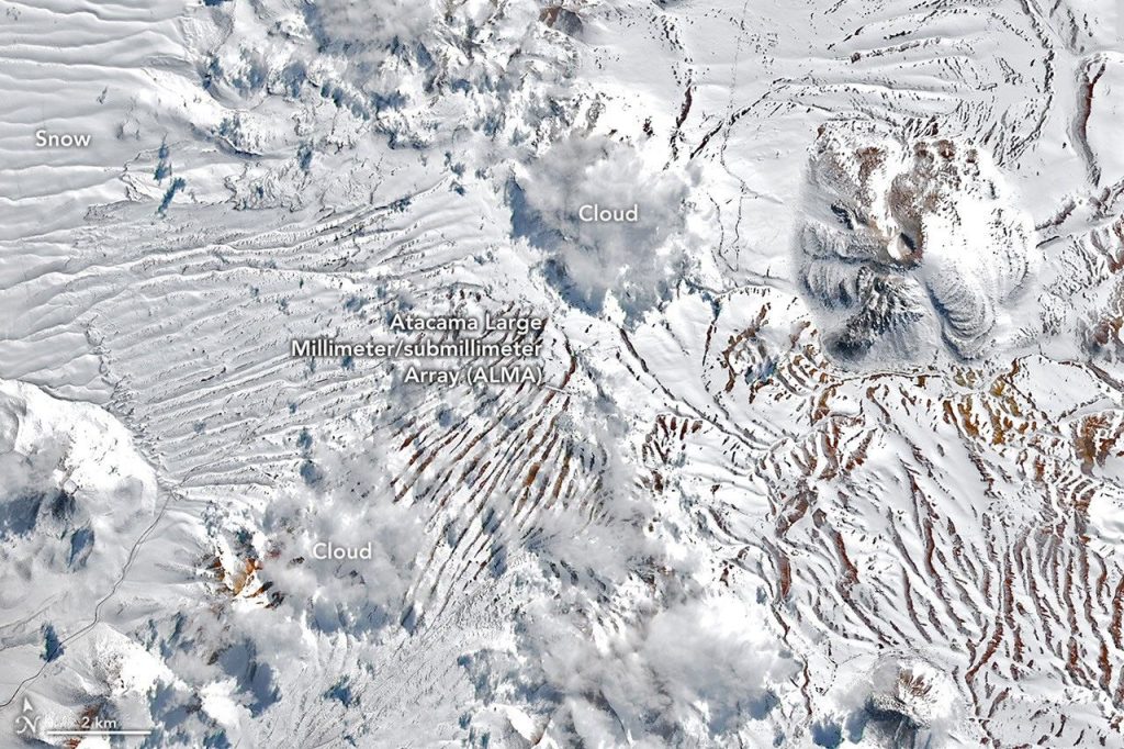 Citra satelit NASA memberikan gambaran jelas mengenai perubahan tersebut. Lanskap Atacama yang biasanya didominasi warna cokelat dan tandus berubah menjadi putih akibat salju, memperlihatkan betapa ekstremnya kondisi cuaca yang terjadi di salah satu gurun terkering di dunia. (Foto: NASA Earth Observatory, menggunakan data Landsat 9 milik NASA/USGS, 14 Agustus 2026.)