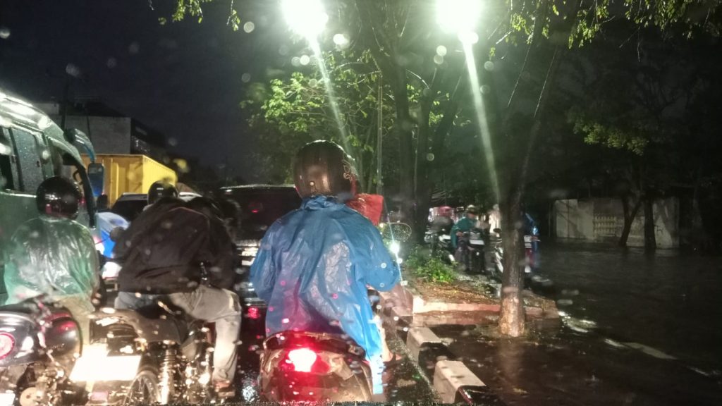 Kemacetan parah di sejumlah titik di Kota Medan akibat meluapnya sungai-sungai dan genangan cukup dalam di ruas jalan.